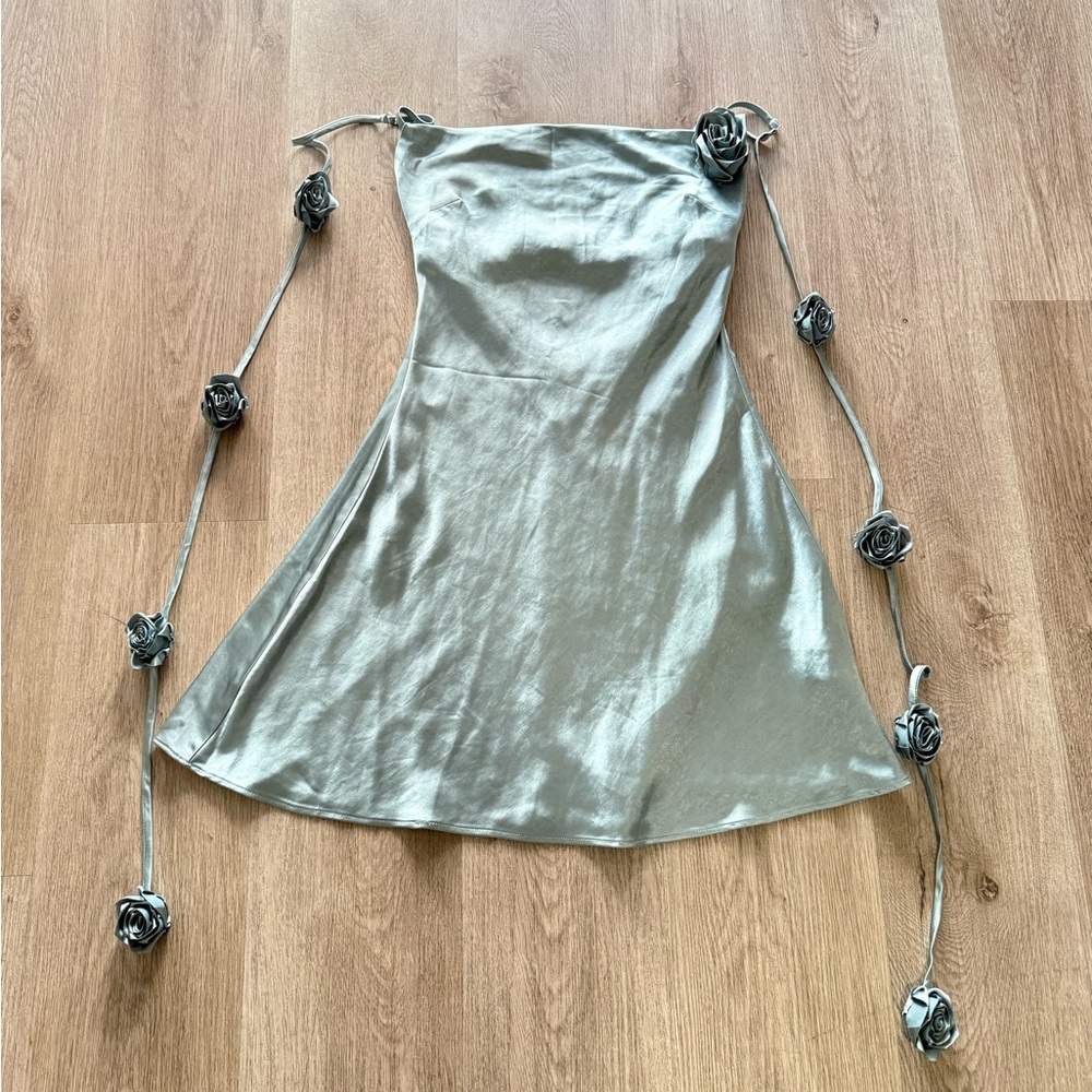 elliatt aria blue 3d floral accent cowl neck satin mini dress size small NEW - Picture 6 of 11